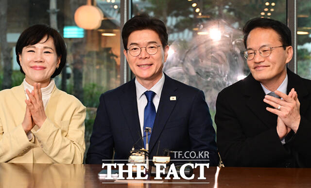 더불어민주당 서울시장 최종 후보로 선출된 정원오 후보(가운데)가 10일 서울 여의도 국회 강변서재에서 함께 경쟁했던 박주민(오른쪽)·전현희 의원을 만나 환담에 앞서 포즈를 취하고 있다. /국회=이새롬 기자