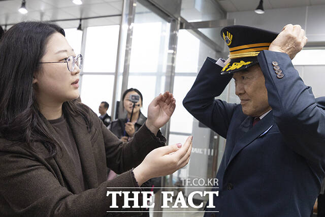 역장 복장을 한 정동영 통일부 장관이 10일 오전 서울 중구 서울역에서 열린 DMZ 평화이음 열차 행사에 참석해 기념촬영을 하고 있다. /청사사진기자단