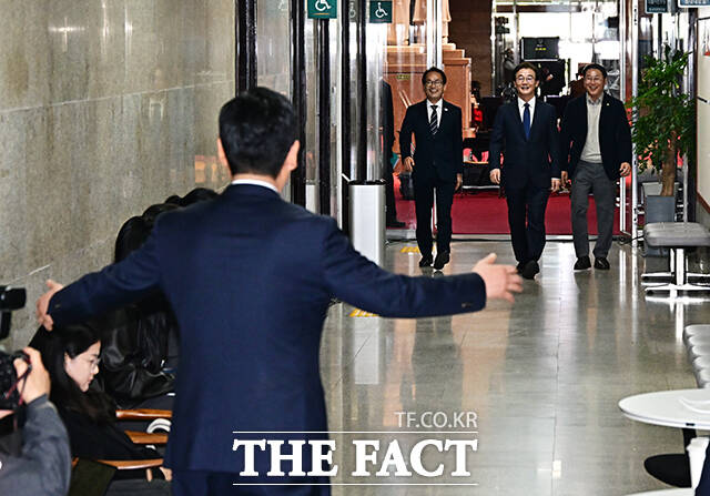 정청래 더불어민주당 대표가 10일 오후 서울 여의도 국회에서 6.3 지방선거 부산시장 후보로 선출된 전재수 의원과 면담에 앞서 포옹을 하고 있다. /국회=배정한 기자