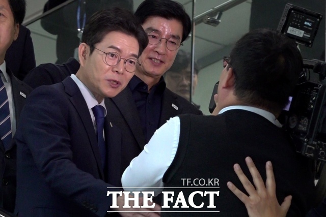 더불어민주당 서울시장 최종 후보로 확정된 정원오 후보가 10일 서울 여의도 국회 소통관에서 기자회견을 마친 뒤 소통관을 벗어나며 자신을 취재 중인 기자에게 몸조심하라며 걱정했다. /국회=김기범 기자