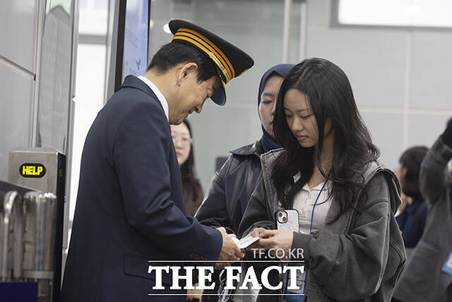 역장 복장을 한 정동영 통일부 장관이 10일 오전 서울 중구 서울역에서 열린 DMZ 평화이음 열차 행사에 참석해 기념촬영을 하고 있다. /청사사진기자단