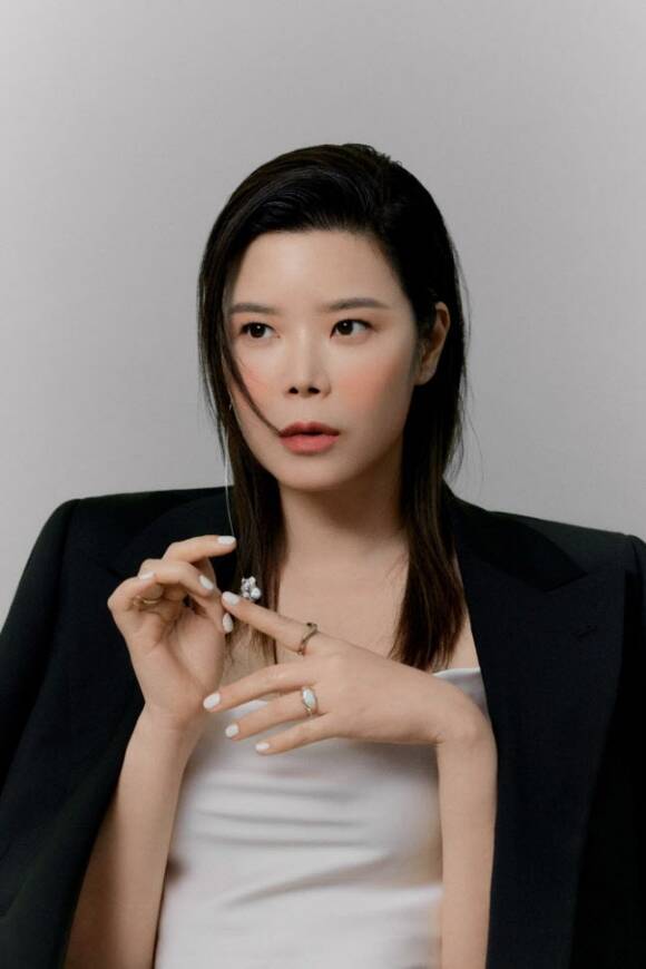 가수 린이 전 남편 이수와 지난해 이혼한 가운데, 그가 설립한 소속사 325E&C와도 동행에 마침표를 찍는다. /325E&C