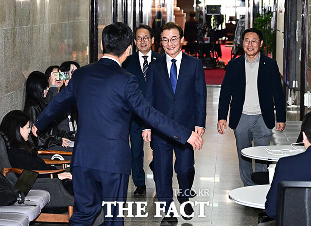 정청래 더불어민주당 대표가 10일 오후 서울 여의도 국회에서 6.3 지방선거 부산시장 후보로 선출된 전재수 의원과 면담에 앞서 포옹을 하고 있다. /국회=배정한 기자