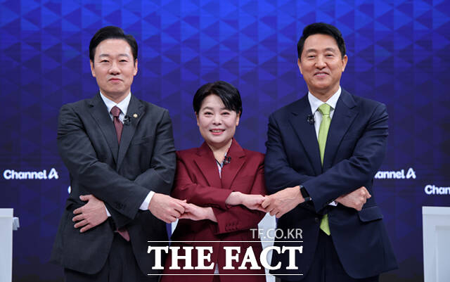 국민의힘 서울시장 예비후보인 박수민 의원과 윤희숙 전 의원, 오세훈 서울시장(왼쪽부터)이 10일 오후 서울 종로구 채널A 스튜디오에서 열린 국민의힘 서울시장 후보 제2차 TV 토론회에 참석해 포즈를 취하고 있다. /국회사진기자단