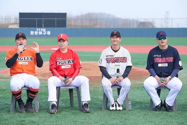 전 야구 선수 김태균 나지완 박용택 이대호(왼쪽부터)가 감독으로 변신한 '우리동네 야구대장'은 오는 12일 오후 9시 20분 첫 방송한다. /KBS2