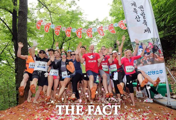 충청권 향토기업 선양소주가 10일 7년 만에 '제15회 선양계족산맨발축제'를 재개한다고 밝혔다. 오는 5월 9일부터 10일까지 양일간 계족산 황톳길 일원에서 펼쳐진다. /선양소주