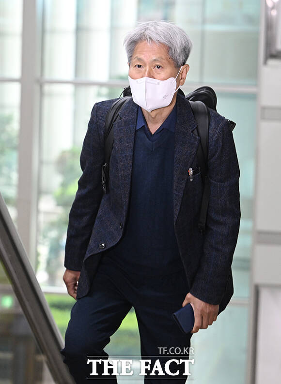 명예훼손 등 혐의로 기소된 신학림 전 전국언론노조 위원장이 10일 오후 서울 서초구 서울중앙지방법원에서 열린 공판에 출석하고 있다. /박헌우 기자