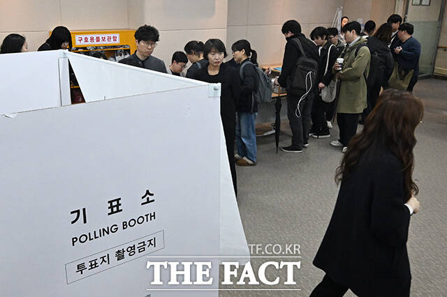 모의사전투표에 참여한 유권자들.