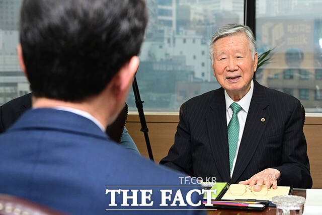이날 이중근 대한노인협회장, 정원오 더불어민주당 서울시장 후보, 고광선 대한노인회 서울시연합회장(왼쪽부터)이 면담을 앞두고 기념촬영 하는 모습.