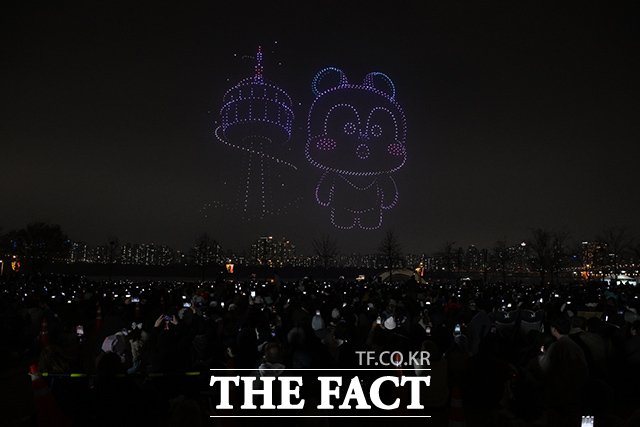 ‘한강 불빛 공연’(드론 라이트 쇼)이 10일 오후 서울 영등포구 여의도한강공원에서 펼쳐지고 있다. /김성렬 기자