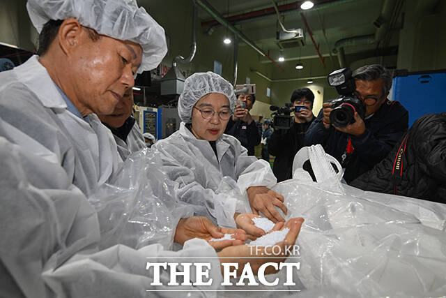 한성숙 중소벤처기업부 장관이 10일 오전 경기 부천시의 플라스틱 사출 중소기업 신광엠앤피를 방문해 플라스틱의 원재료를 살펴보고 있다. /부천=남윤호 기자