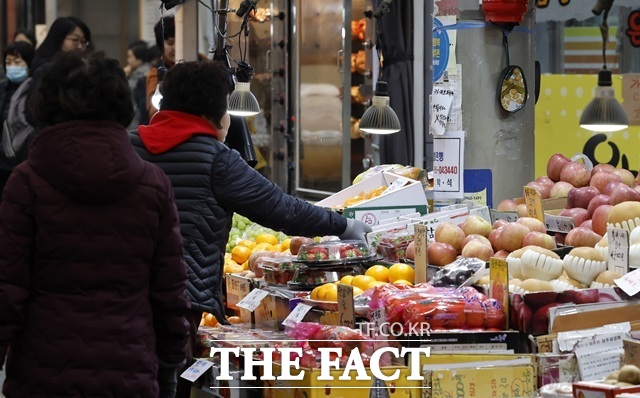 소상공인시장진흥공단이 발표한 '소상공인시장 경기동향(BSI) 조사'에 따르면 지난달 전통시장 체감경기지수는 43.9로 전월(77.6) 대비 절반 수준에 가까운 33.7p 하락했다. /뉴시스