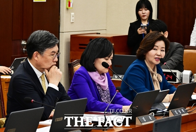 이수진 더불어민주당 의원이 지난 2월 26일 오전 서울 여의도 국회에서 열린 보건복지위원회 전체회의에 참석해 의사진행 발언을 하고 있다. /국회=배정한 기자