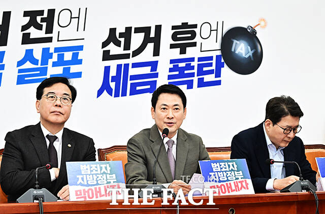 장동혁 국민의힘 대표(왼쪽 세번째)가 10일 오후 서울 여의도 국회에서 열린 최고위원회의에 참석해 모두발언을 하고 있다. /국회=배정한 기자