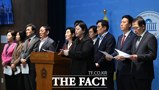국민의힘 부산 지역 국회의원들이 10일 서울 여의도 국회 소통관에서 더불어민주당 부산시장 후보인 전재수 의원에 대한 합수본의 불기소 결정에 대한 규탄 기자회견을 하고 있다. /국회=이새롬 기자