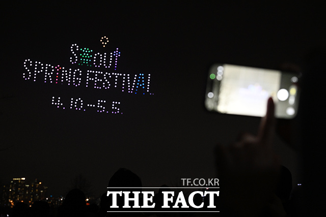 ‘한강 불빛 공연’(드론 라이트 쇼)이 10일 오후 서울 영등포구 여의도한강공원에서 펼쳐지고 있다. /김성렬 기자