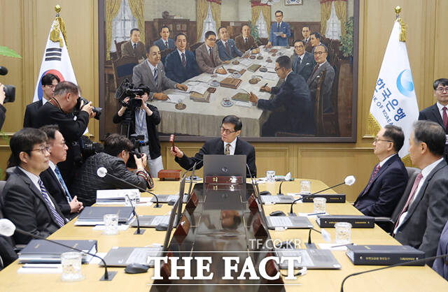 이창용 한국은행 총재가 10일 서울 중구 한국은행 본관에서 열린 금융통화위원회 본회의에서 의사봉을 두드리고 있다. /사진공동취재단