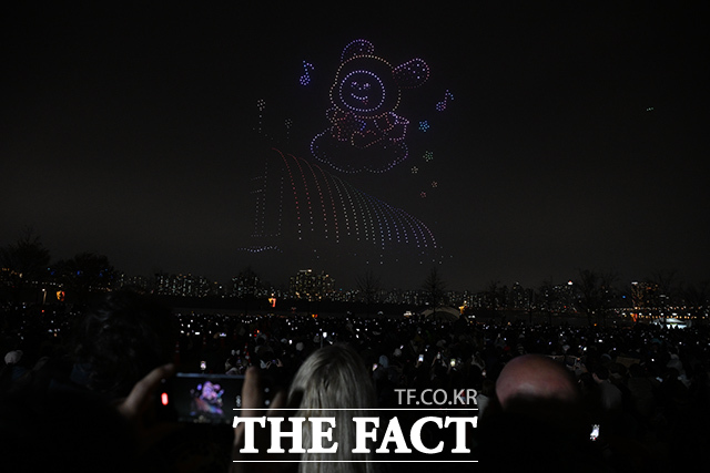 ‘한강 불빛 공연’(드론 라이트 쇼)이 10일 오후 서울 영등포구 여의도한강공원에서 펼쳐지고 있다. /김성렬 기자