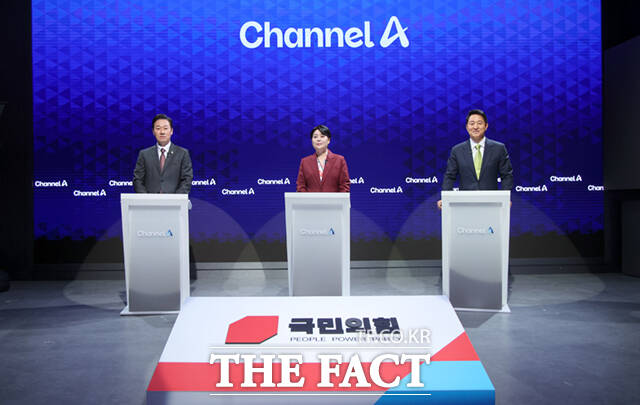 국민의힘 서울시장 예비후보인 박수민 의원과 윤희숙 전 의원, 오세훈 서울시장(왼쪽부터)이 10일 오후 서울 종로구 채널A 스튜디오에서 열린 국민의힘 서울시장 후보 제2차 TV 토론회에 참석해 포즈를 취하고 있다. /국회사진기자단