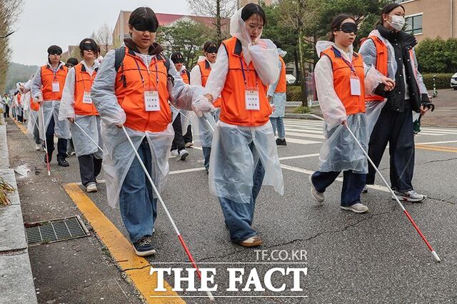목원대 교정에서 사회복지상담학부 학생들이 안대를 쓰고 케인을 이용해 시각장애 체험을 하고 있다. /목원대
