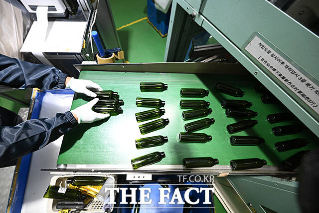 중동전쟁 여파로 플라스틱 원료인 나프타 등 화학물질 수급 불안이 이어지는 가운데 10일 오전 경기 부천시의 플라스틱 사출 중소기업 신광엠앤피에 관계자가 플라스틱 원재료를 바라보고 있다. /부천=남윤호 기자