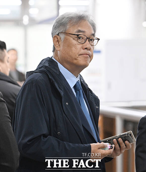 헌법재판관 미임명과 졸속 지명 등 혐의로 기소된 정진석 전 대통령비서실장이 10일 오전 서울 서초구 서울중앙지방법원에서 열린 공판에 출석하고 있다. /박헌우 기자