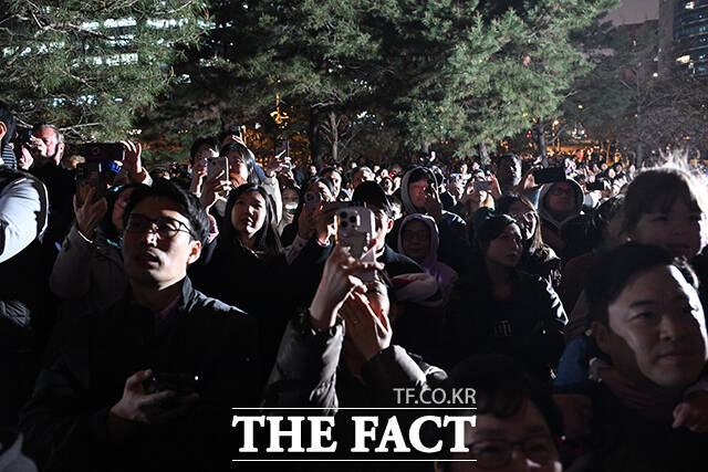 ‘한강 불빛 공연’(드론 라이트 쇼)이 10일 오후 서울 영등포구 여의도한강공원에서 펼쳐지고 있다. /김성렬 기자