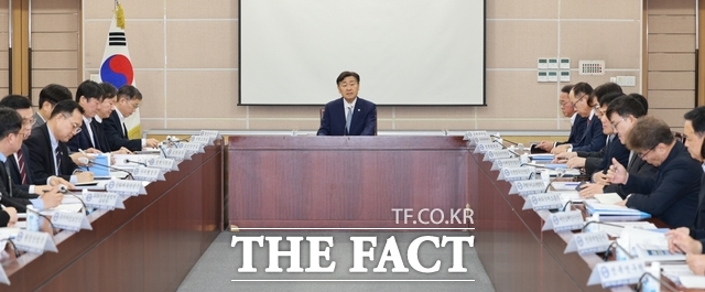 10일 전북도청 종합상황실에서 김관영 전북도지사가 합동간부회의를 주재하고 있는 가운데 흔들림 없는 도정 운영을 강조하고 있다. /전북도