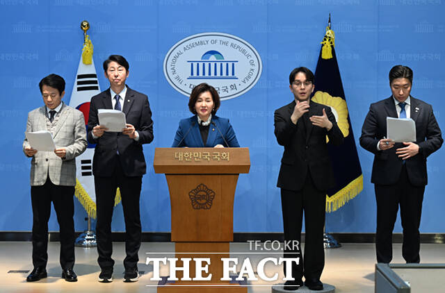 국회 역사정의포럼 공동대표인 이수진 더불어민주당 의원이 10일 서울 여의도 국회 소통관에서 일본의 지속적인 독도 왜곡을 규탄하는 긴급 기자회견을 하고 있다.