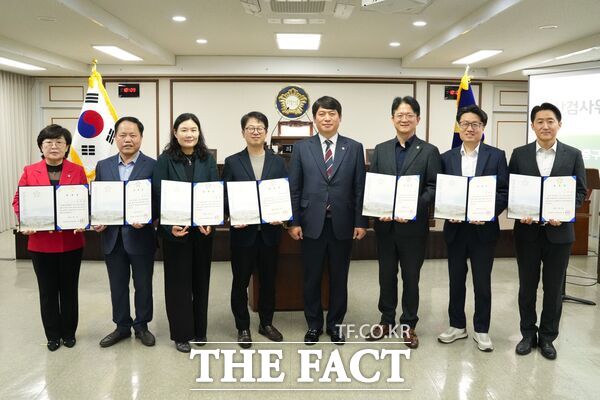 대전시 중구의회는 10일 2025회계연도 결산검사위원 위촉식을 개최, 김옥향 부의장을 대표위원으로 선임하고 10일부터 29일까지 20일간 본격적인 결산 검토 일정에 돌입했다. /대전시 중구의회