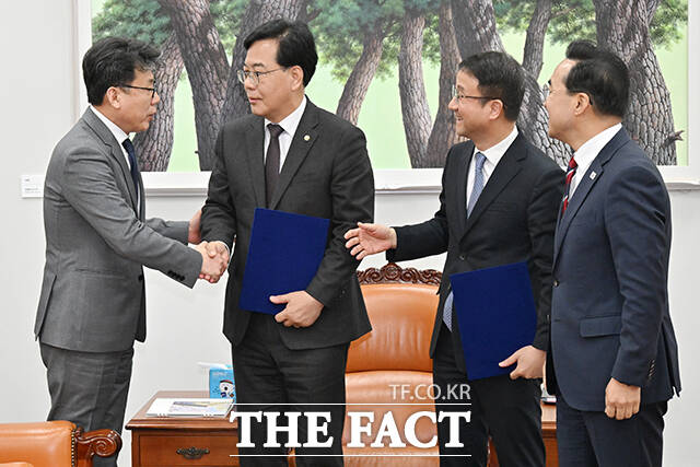 한병도 더불어민주당 원내대표와 송언석 국민의힘 원내대표 등이 10일 오후 서울 여의도 국회 운영위원장실에서 2026년도 제1회 추가경정예산안 본회의 처리에 합의한 뒤 기념촬영을 하고 있다. 왼쪽부터 왼쪽부터 박형수 국민의힘 예결위 간사, 유상범 원내운영수석부대표, 송 원내대표, 한 원내대표, 천준호 더불어민주당 원내운영수석부대표, 이소영 예결위 간사. /국회=배정한 기자