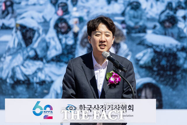 이준석 개혁신당 대표가 6·3 지방선거 앞두고 더불어민주당과 국민의힘 공천에서 탈락한 인사들을 흡수하는, 이른바 '이삭줍기' 전략을 펼치며 본격적인 외연 확장에 나섰다. 사진은 이 대표가 지난 7일 서울 종로구 광화문 광장에서 열린 제62회 한국보도사진전 ‘오늘의 보도사진, 내일의 역사가 되다’ 개막식에서 축사하는 모습. /사진공동취재단