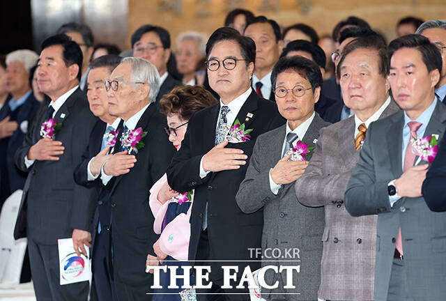 국민의례하는 참석자들.