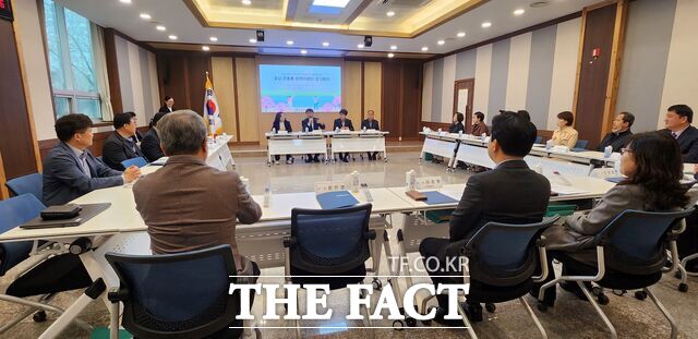 10일 청양 엔에이치(NH) 호텔에서 충남온돌봄 정책지원단 상반기 정기 모임을 진행하고 있다. /충남도교육청