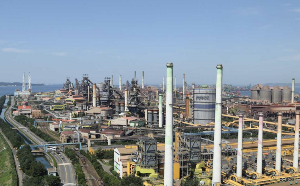 포스코가 협력업체 근로자 7000명 직고용 결정을 내리자 산업계가 술렁이고 있다. 사진은 포스코 포항제철소 전경. /포스코