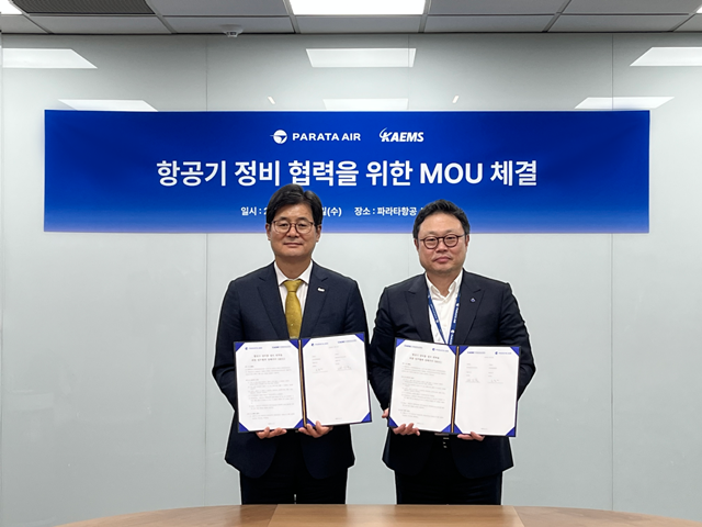 8일 마곡동 파라타항공 본사 사옥에서 진행된 '파라타항공 X KAEMS '항공기 정비 협력을 위한 MOU 체결식'에서 윤철민 파라타항공 대표이사(오른쪽), 배기홍 KAEMS 대표이사가 기념 촬영을 하고 있다. /파라타항공