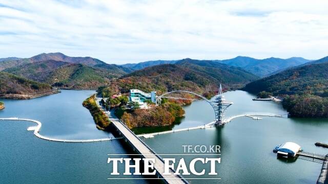 청양군 칠갑호에 건설된 칠갑타워 전경 /청양군