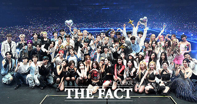 K팝이 전 세계로 뻗어나가고 시장이 커지면서 공식 상품도 더 다양해지고 완성도도 높아지고 있다. 이제 굿즈가 기념품의 의미를 넘어 일상 생활까지 파고들며 몸집을 키우고 있다. 사진은 2024년 9월 일본 오사카에서 열린 '2024 TMA' 참석 가수들의 단체 사진 촬영 모습. /이효균 기자