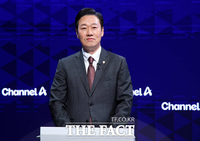 국민의힘 서울시장 예비후보인 박수민 의원과 윤희숙 전 의원, 오세훈 서울시장(왼쪽부터)이 10일 오후 서울 종로구 채널A 스튜디오에서 열린 국민의힘 서울시장 후보 제2차 TV 토론회에 참석해 포즈를 취하고 있다. /국회사진기자단