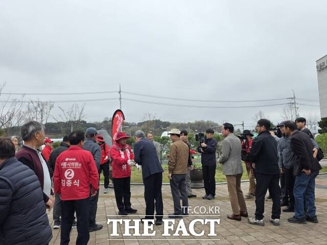최민호 세종시장 예비후보가 9일 금남면 일대를 걸으면서 시민들은 만나고 있다. /최민호 캠프