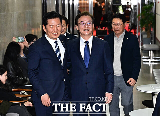 정청래 더불어민주당 대표가 10일 오후 서울 여의도 국회에서 6.3 지방선거 부산시장 후보로 선출된 전재수 의원과 면담에 앞서 포옹을 하고 있다. /국회=배정한 기자