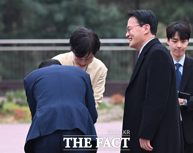 더불어민주당 서울시장 최종 후보로 선출된 정원오 후보(가운데)가 10일 서울 여의도 국회 강변서재에서 함께 경쟁했던 박주민(오른쪽)·전현희 의원을 만나 환담에 앞서 포즈를 취하고 있다. /국회=이새롬 기자