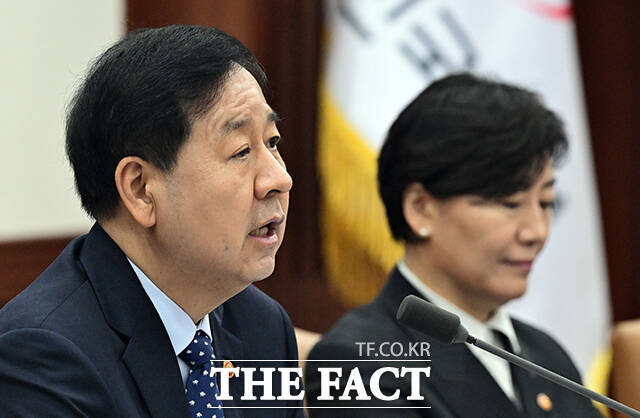 구윤철 부총리 겸 재정경제부 장관(왼쪽)이 10일 오전 서울 종로구 정부서울청사에서 열린 비상경제본부회의 겸 경제관계장관회의에 참석해 모두발언을 하고 있다. /임영무 기자