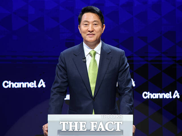 국민의힘 서울시장 예비후보인 박수민 의원과 윤희숙 전 의원, 오세훈 서울시장(왼쪽부터)이 10일 오후 서울 종로구 채널A 스튜디오에서 열린 국민의힘 서울시장 후보 제2차 TV 토론회에 참석해 포즈를 취하고 있다. /국회사진기자단