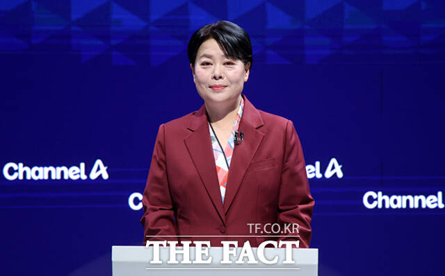 국민의힘 서울시장 예비후보인 박수민 의원과 윤희숙 전 의원, 오세훈 서울시장(왼쪽부터)이 10일 오후 서울 종로구 채널A 스튜디오에서 열린 국민의힘 서울시장 후보 제2차 TV 토론회에 참석해 포즈를 취하고 있다. /국회사진기자단