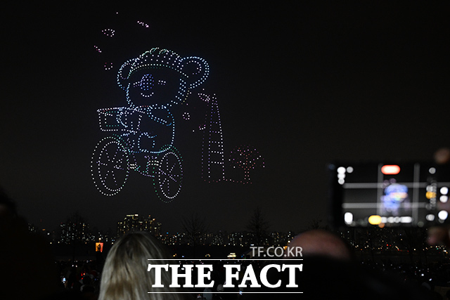 ‘한강 불빛 공연’(드론 라이트 쇼)이 10일 오후 서울 영등포구 여의도한강공원에서 펼쳐지고 있다. /김성렬 기자