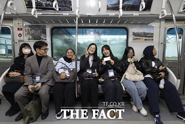 'DMZ 평화이음 열차'가 운행이 재개된 10일 오전 서울 중구 서울역 플랫폼으로 열차가 들어오고 있다. 서울역과 도라산역을 오가는 정기 관광열차인 'DMZ 평화이음 열차'는 6년 6개월 만에 운행이 재개됐다. /청사사진기자단