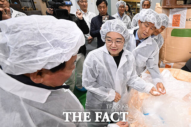 한성숙 중소벤처기업부 장관이 10일 오전 경기 부천시의 플라스틱 사출 중소기업 신광엠앤피를 방문해 플라스틱의 원재료를 살펴보고 있다. /부천=남윤호 기자