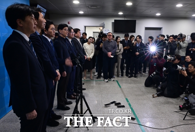 더불어민주당 서울시장 최종 후보로 확정된 정원오 후보가 10일 서울 여의도 국회 소통관에서 기자회견을 마친 뒤 브리핑하고 있다. /국회=이새롬 기자