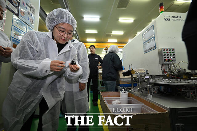 한성숙 중소벤처기업부 장관이 10일 오전 경기 부천시의 플라스틱 사출 중소기업 신광엠앤피를 방문해 플라스틱의 원재료를 살펴보고 있다. /부천=남윤호 기자